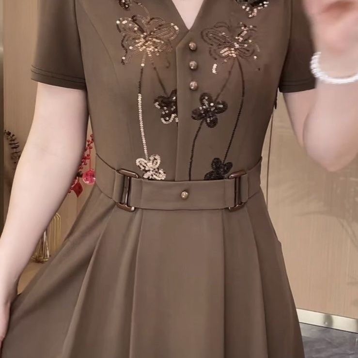 Poliesterska haljina sa šljokicama, geometrijski uzorak, A-linijski kroj, polo ovratnik, visok struk, kratkih rukava, srednja duljina