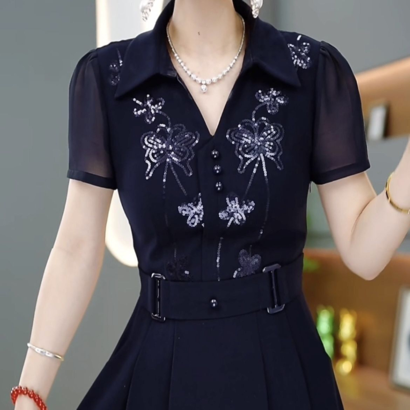 Poliesterska haljina sa šljokicama, geometrijski uzorak, A-linijski kroj, polo ovratnik, visok struk, kratkih rukava, srednja duljina