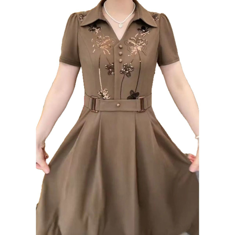 Poliesterska haljina sa šljokicama, geometrijski uzorak, A-linijski kroj, polo ovratnik, visok struk, kratkih rukava, srednja duljina