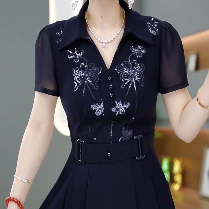 Poliesterska haljina sa šljokicama, geometrijski uzorak, A-linijski kroj, polo ovratnik, visok struk, kratkih rukava, srednja duljina