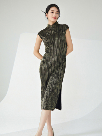 Haljina u činoiserijskom stilu sa zlatnim folijom otiskom, prednji otvor, kratki rukavi, srednja duljina, visok struk