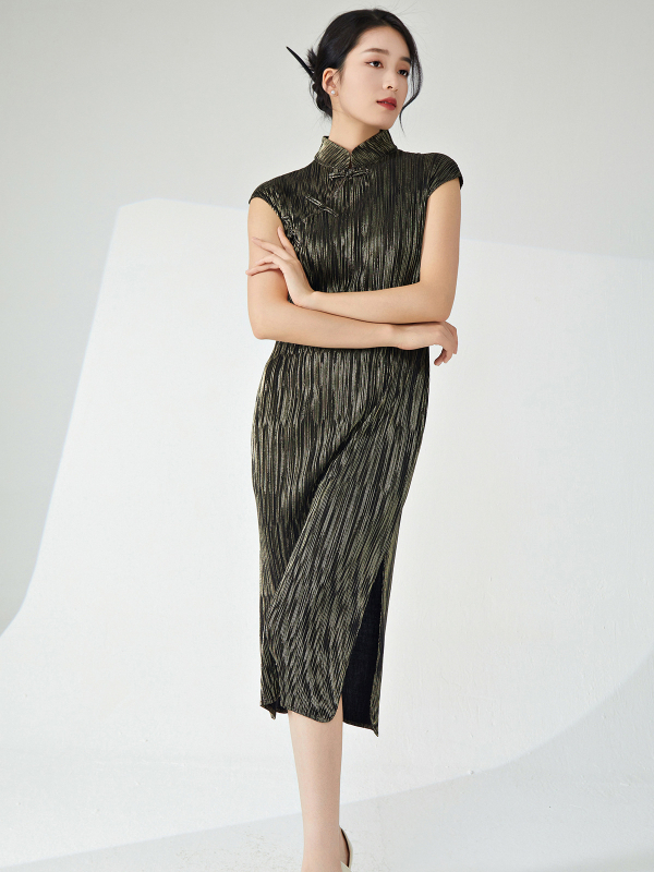 Haljina u činoiserijskom stilu sa zlatnim folijom otiskom, prednji otvor, kratki rukavi, srednja duljina, visok struk