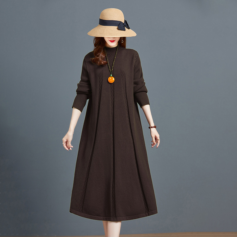 A-linijska pletena haljina, debeli pleteni materijal, dugi rukavi, pola-visok ovratnik, jednobojna, zimska haljina