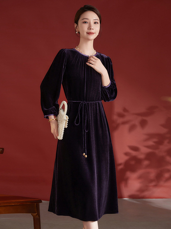 Haljina od Mulberry svile baršuna s okruglim izrezom, A-kroj, dugi rukavi, panelni dizajn, preko glave, proljeće 2025