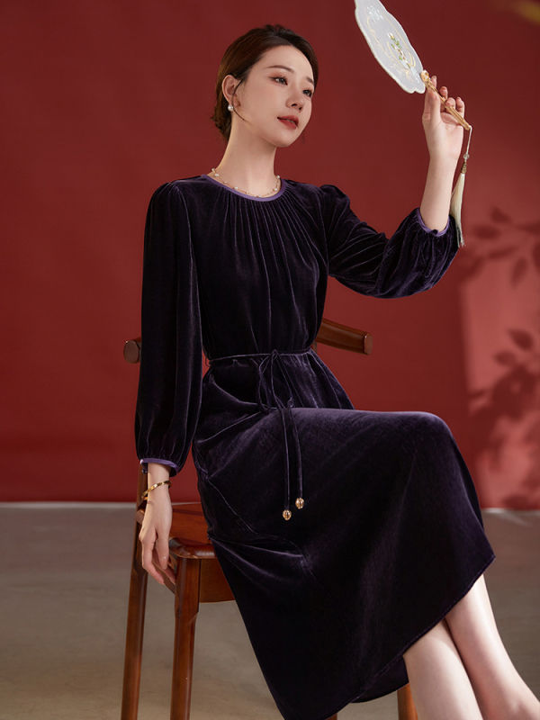 Haljina od Mulberry svile baršuna s okruglim izrezom, A-kroj, dugi rukavi, panelni dizajn, preko glave, proljeće 2025