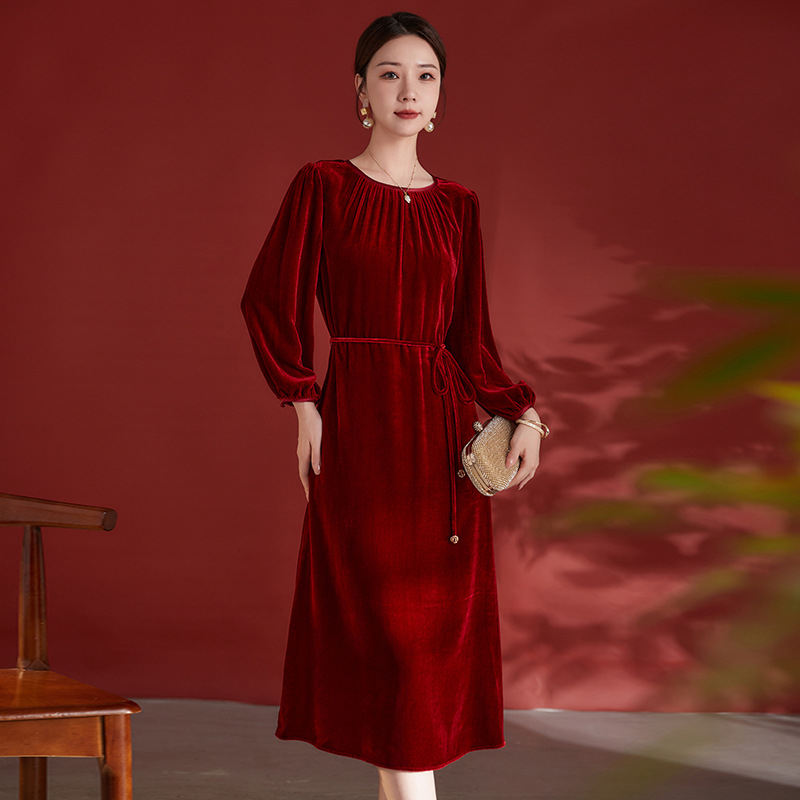 Haljina od Mulberry svile baršuna s okruglim izrezom, A-kroj, dugi rukavi, panelni dizajn, preko glave, proljeće 2025