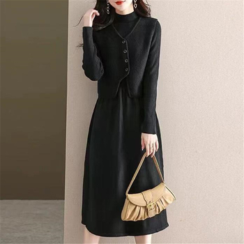 Dvodijelni pleteni set: haljina s krojem A-linija, midi dužina, polu-visoki ovratnik, visok pojas, dugi rukavi