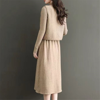 Dvodijelni pleteni set: haljina s krojem A-linija, midi dužina, polu-visoki ovratnik, visok pojas, dugi rukavi