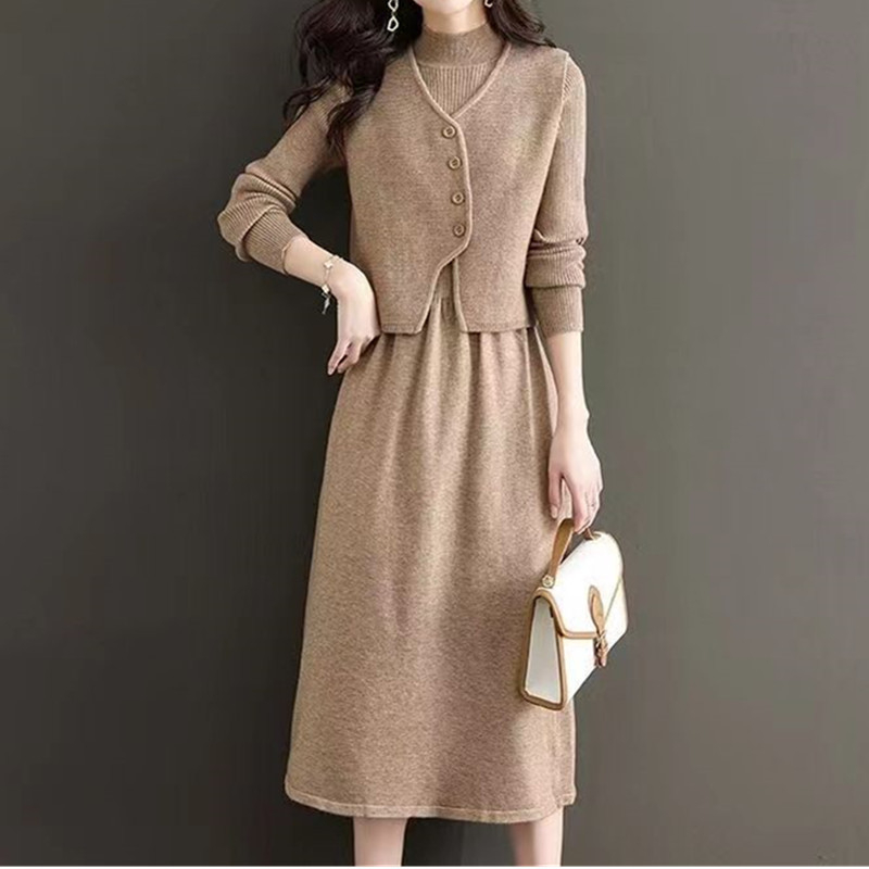 Dvodijelni pleteni set: haljina s krojem A-linija, midi dužina, polu-visoki ovratnik, visok pojas, dugi rukavi