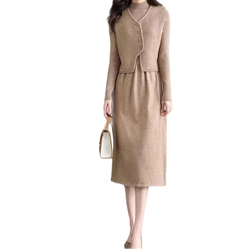 Dvodijelni pleteni set: haljina s krojem A-linija, midi dužina, polu-visoki ovratnik, visok pojas, dugi rukavi