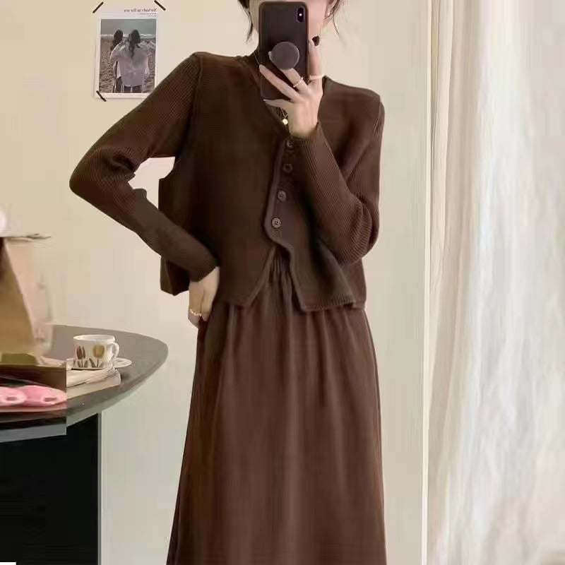 Dvodijelni pleteni set: haljina s krojem A-linija, midi dužina, polu-visoki ovratnik, visok pojas, dugi rukavi