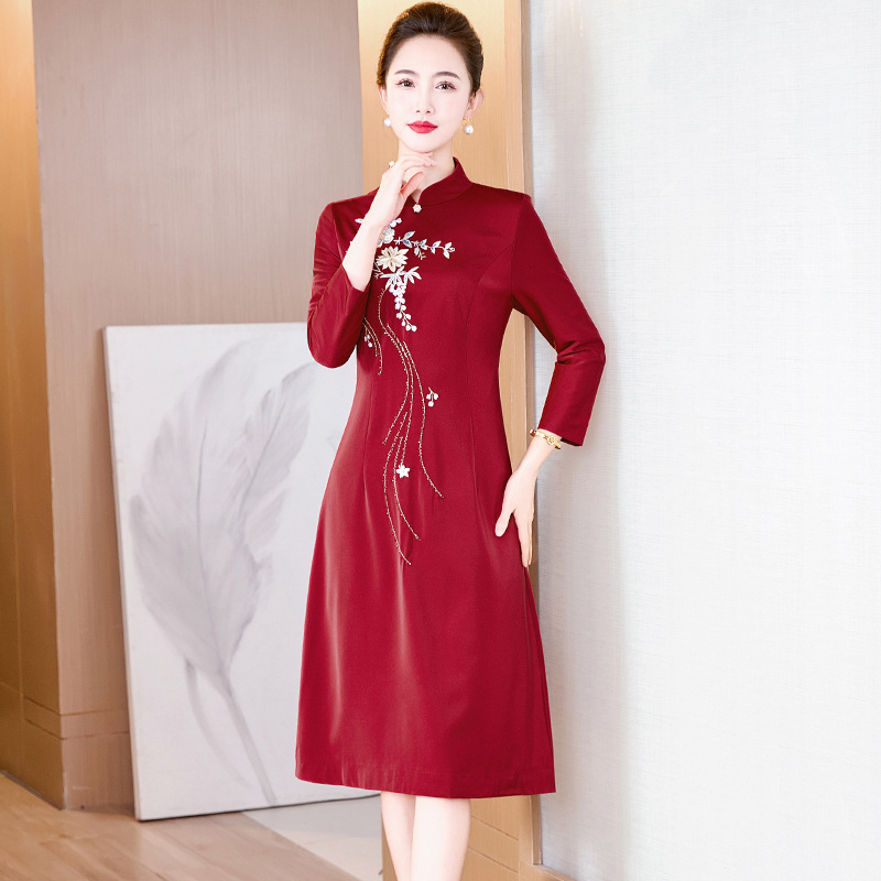 Elegantna haljina srednje duljine A‑linije sa stojećim ovratnikom, izvezenim detaljem i zatvaračem