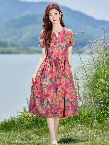 Haljina od pamuka i lana, srednje duljine, V-izrez, elastičan pojas, cvjetni uzorak