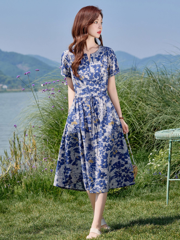 Haljina od pamuka i lana, srednje duljine, V-izrez, elastičan pojas, cvjetni uzorak