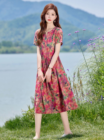 Haljina od pamuka i lana, srednje duljine, V-izrez, elastičan pojas, cvjetni uzorak