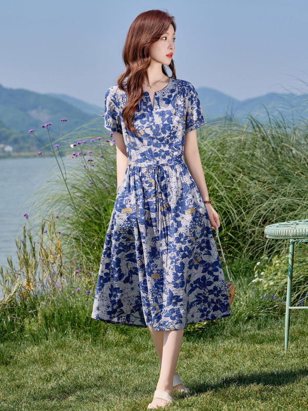 Haljina od pamuka i lana, srednje duljine, V-izrez, elastičan pojas, cvjetni uzorak