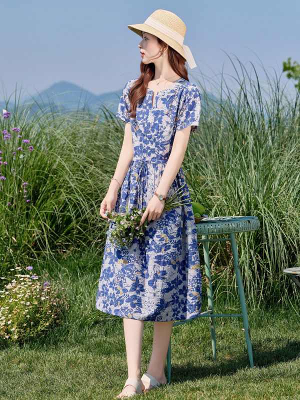 Haljina od pamuka i lana, srednje duljine, V-izrez, elastičan pojas, cvjetni uzorak