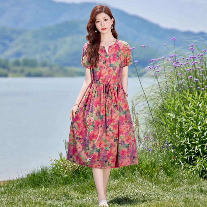 Haljina od pamuka i lana, srednje duljine, V-izrez, elastičan pojas, cvjetni uzorak