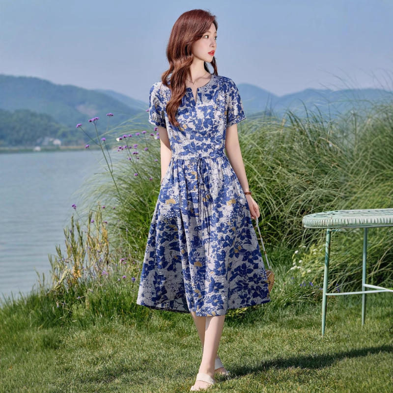 Haljina od pamuka i lana, srednje duljine, V-izrez, elastičan pojas, cvjetni uzorak