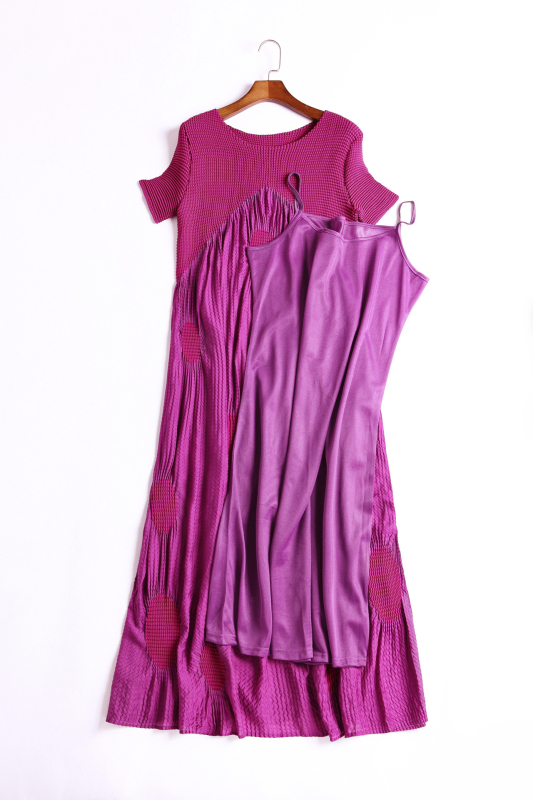 Φόρεμα με πιέτες και τιράντες, κοντά μανίκια, στρογγυλό λαιμό, ελαστική μέση, μακριά γραμμή