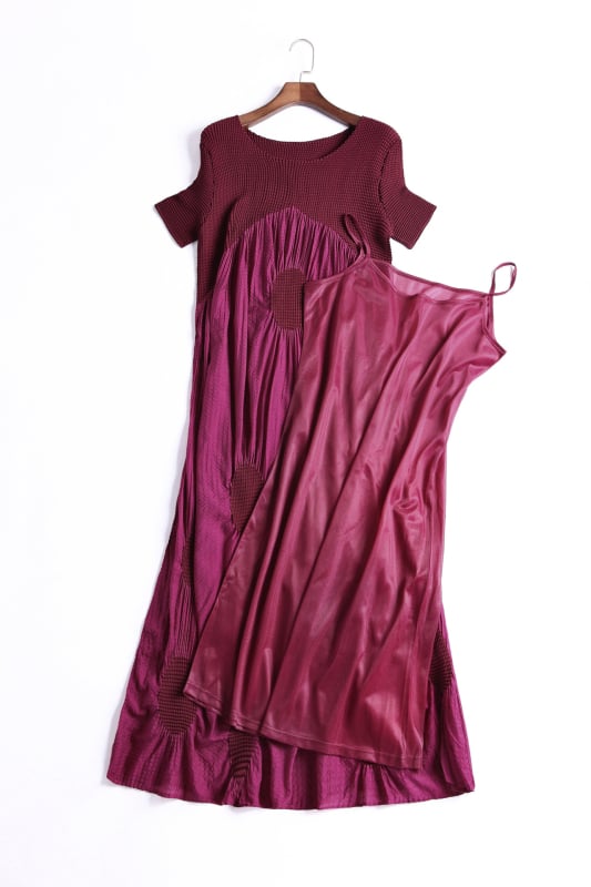 Φόρεμα με πιέτες και τιράντες, κοντά μανίκια, στρογγυλό λαιμό, ελαστική μέση, μακριά γραμμή