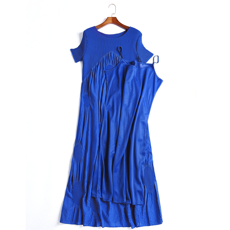 Φόρεμα με πιέτες και τιράντες, κοντά μανίκια, στρογγυλό λαιμό, ελαστική μέση, μακριά γραμμή