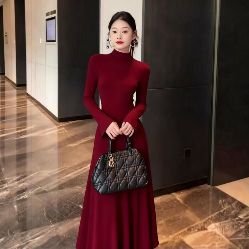 Haljina od elastičnog poliestera, s polovičnim ovratnikom, rukavi 3/4, srednja duljina, silueta bokova