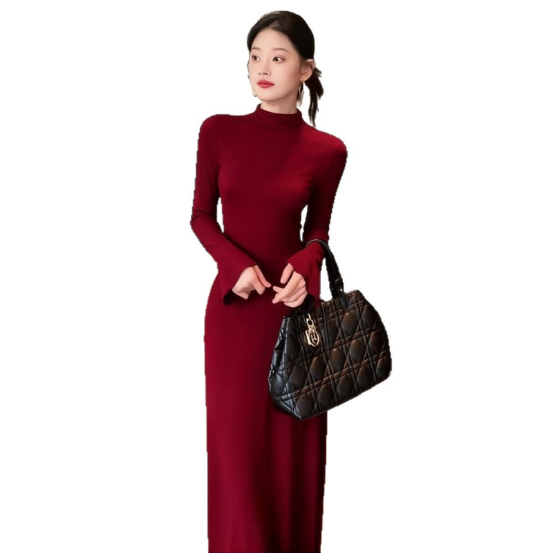 Haljina od elastičnog poliestera, s polovičnim ovratnikom, rukavi 3/4, srednja duljina, silueta bokova