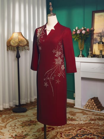 Рокля в китайски стил с микрореластична мрежеста тъкан; 80–90% полиестер и под 30% спандекс; средна дължина