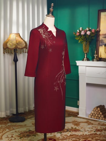 Рокля в китайски стил с микрореластична мрежеста тъкан; 80–90% полиестер и под 30% спандекс; средна дължина