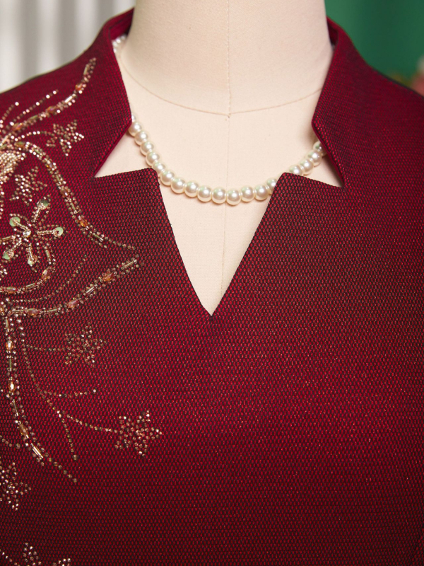 Рокля в китайски стил с микрореластична мрежеста тъкан; 80–90% полиестер и под 30% спандекс; средна дължина