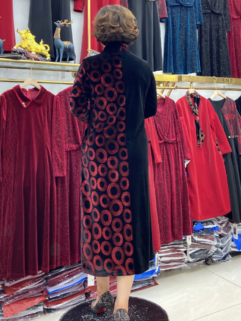 Velveto suknelė, asimetrinė laisva kirpimo linija, ilgos rankovės, ruduo 2024, su spandekso mišiniu