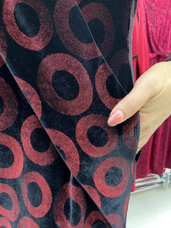 Velveto suknelė, asimetrinė laisva kirpimo linija, ilgos rankovės, ruduo 2024, su spandekso mišiniu