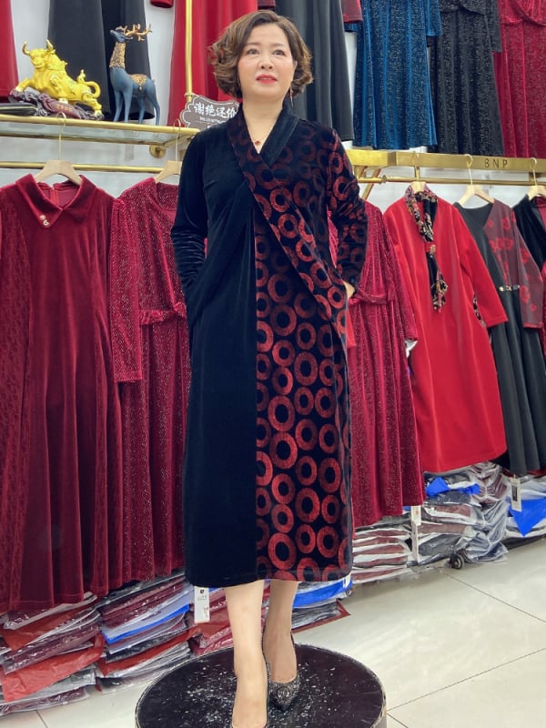 Velveto suknelė, asimetrinė laisva kirpimo linija, ilgos rankovės, ruduo 2024, su spandekso mišiniu