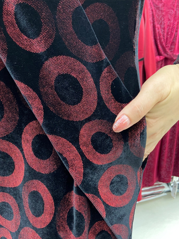 Velveto suknelė, asimetrinė laisva kirpimo linija, ilgos rankovės, ruduo 2024, su spandekso mišiniu