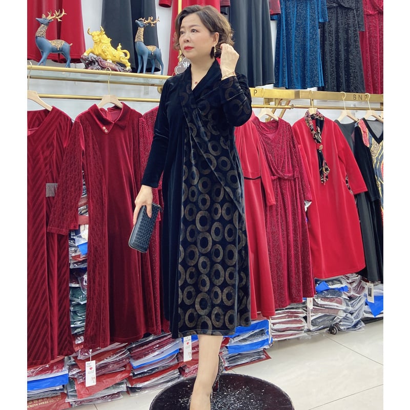 Velveto suknelė, asimetrinė laisva kirpimo linija, ilgos rankovės, ruduo 2024, su spandekso mišiniu