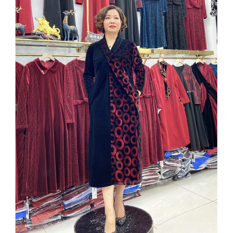 Velveto suknelė, asimetrinė laisva kirpimo linija, ilgos rankovės, ruduo 2024, su spandekso mišiniu