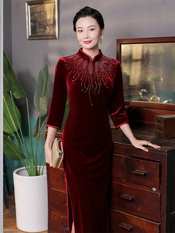 Koreinis auksinio veliūro su karoliukais vestuviniam banketui – midi ilgis, 3/4 rankovės, poliesteris 90–95%, pavasaris 2025, kinų stilius