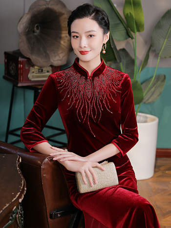 Koreinis auksinio veliūro su karoliukais vestuviniam banketui – midi ilgis, 3/4 rankovės, poliesteris 90–95%, pavasaris 2025, kinų stilius