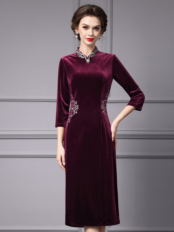 Rochie din catifea în stil cheongsam cu broderie, guler înalt, talie înaltă, toamnă 2025