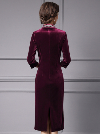 Rochie din catifea în stil cheongsam cu broderie, guler înalt, talie înaltă, toamnă 2025
