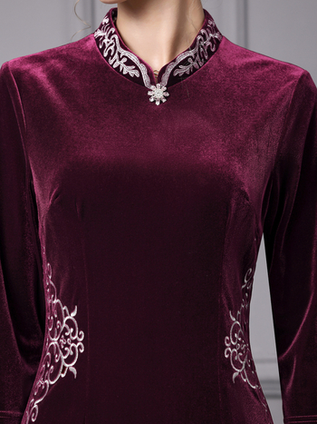 Rochie din catifea în stil cheongsam cu broderie, guler înalt, talie înaltă, toamnă 2025