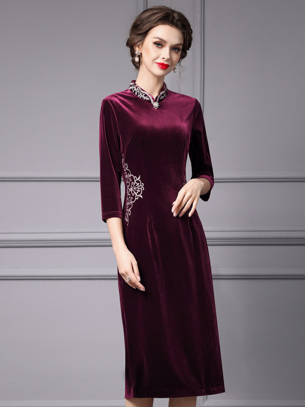 Rochie din catifea în stil cheongsam cu broderie, guler înalt, talie înaltă, toamnă 2025