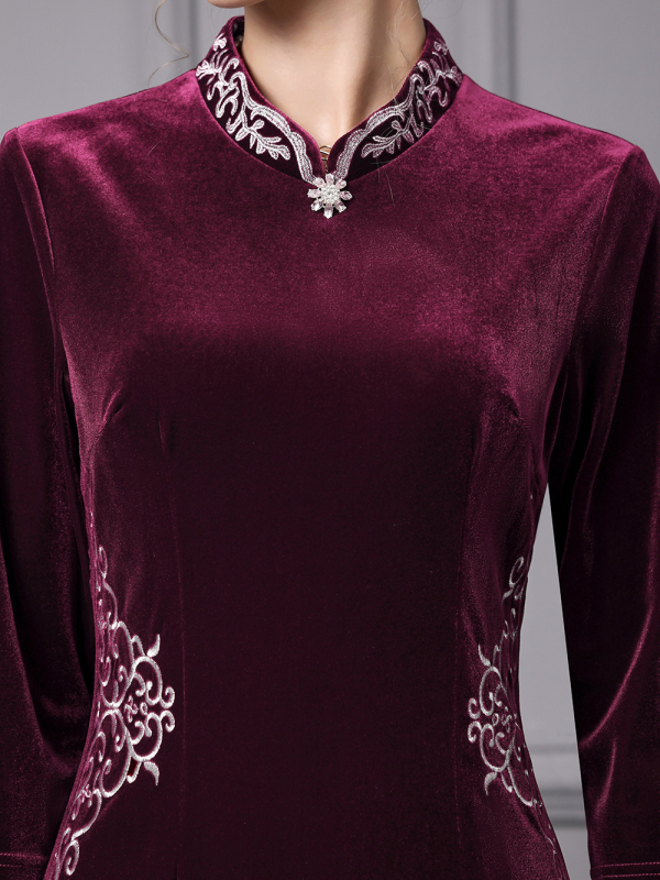 Rochie din catifea în stil cheongsam cu broderie, guler înalt, talie înaltă, toamnă 2025