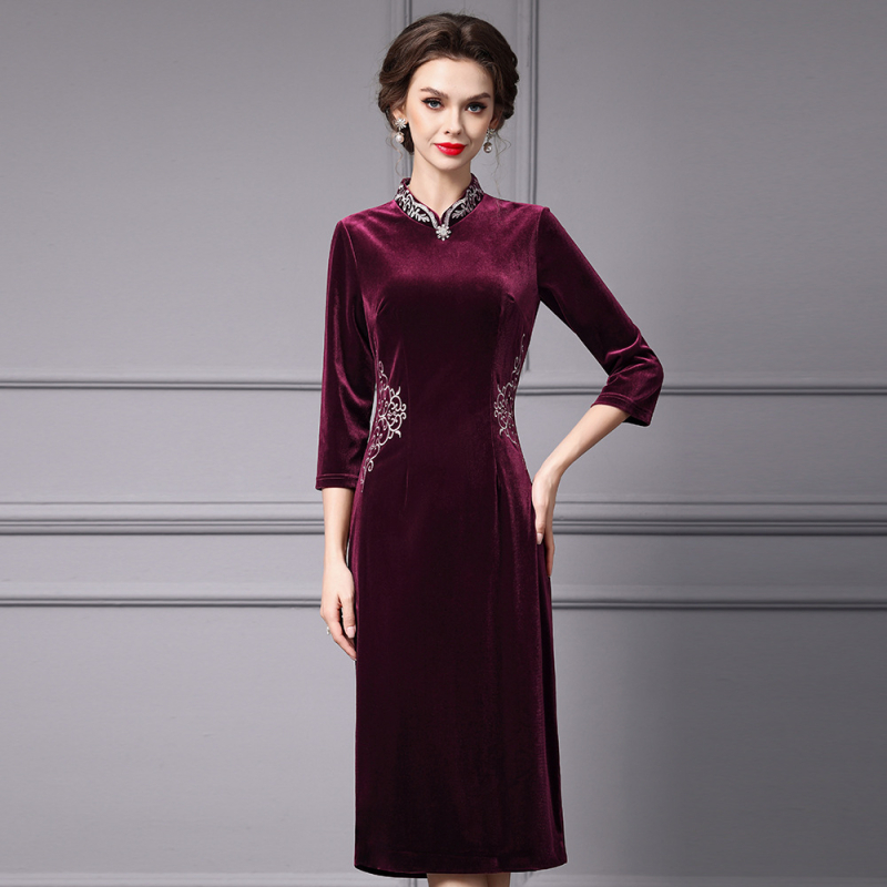 Rochie din catifea în stil cheongsam cu broderie, guler înalt, talie înaltă, toamnă 2025