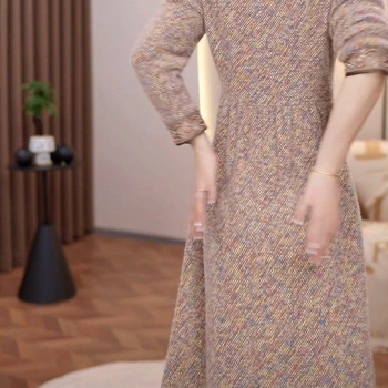 Poliester haljina srednje duljine, topla i debela; V-izrez, dugi rukavi, uski struk, elegantna zimska haljina.