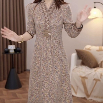 Poliester haljina srednje duljine, topla i debela; V-izrez, dugi rukavi, uski struk, elegantna zimska haljina.