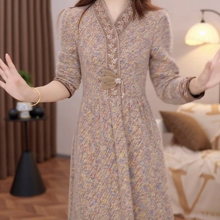 Poliester haljina srednje duljine, topla i debela; V-izrez, dugi rukavi, uski struk, elegantna zimska haljina.