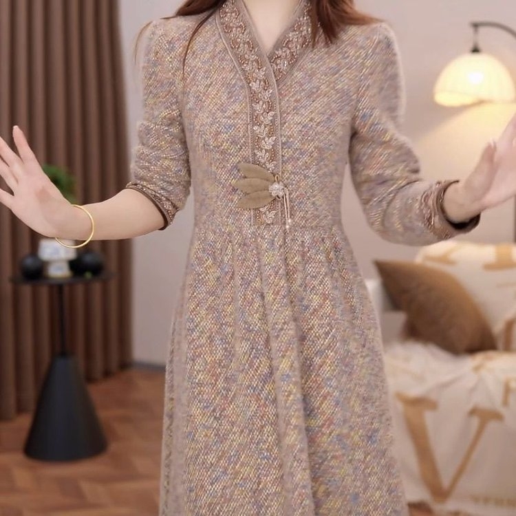 Poliester haljina srednje duljine, topla i debela; V-izrez, dugi rukavi, uski struk, elegantna zimska haljina.