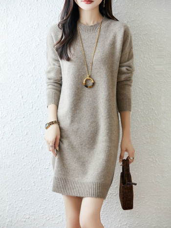 Moteriškas vilnonis megztinis su gobtuvu, apvalus kaklas, ilgos rankovės, vidutinio ilgio, 95% vilna